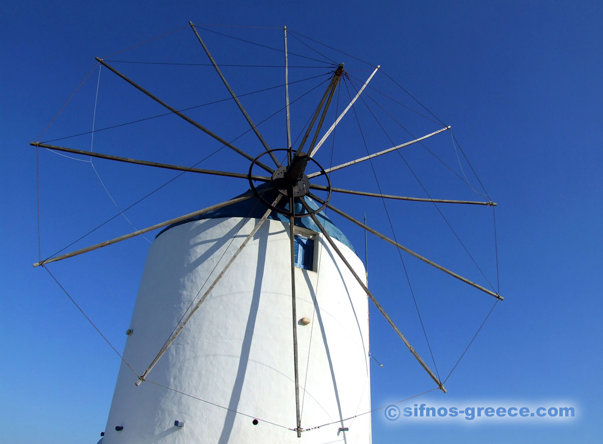 Eine restaurierte Windmühle bei Artemonas