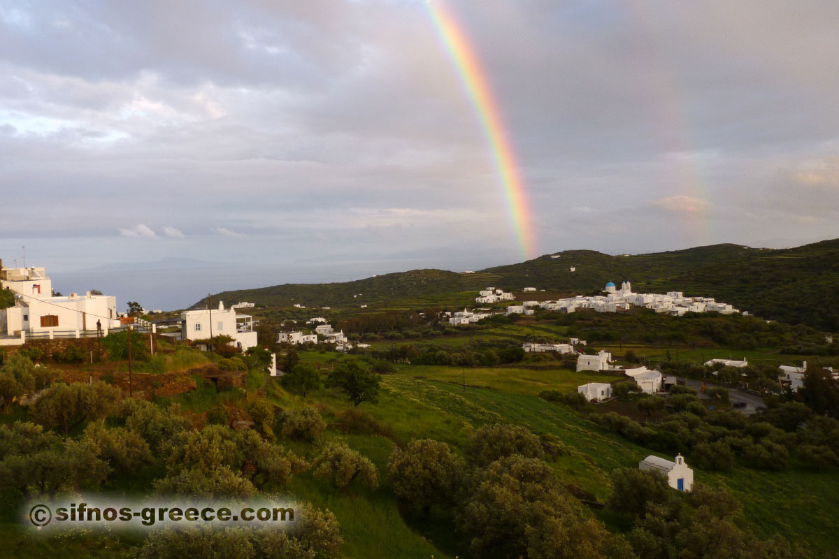 Das Dorf Kato Petali mit Regenbogen
