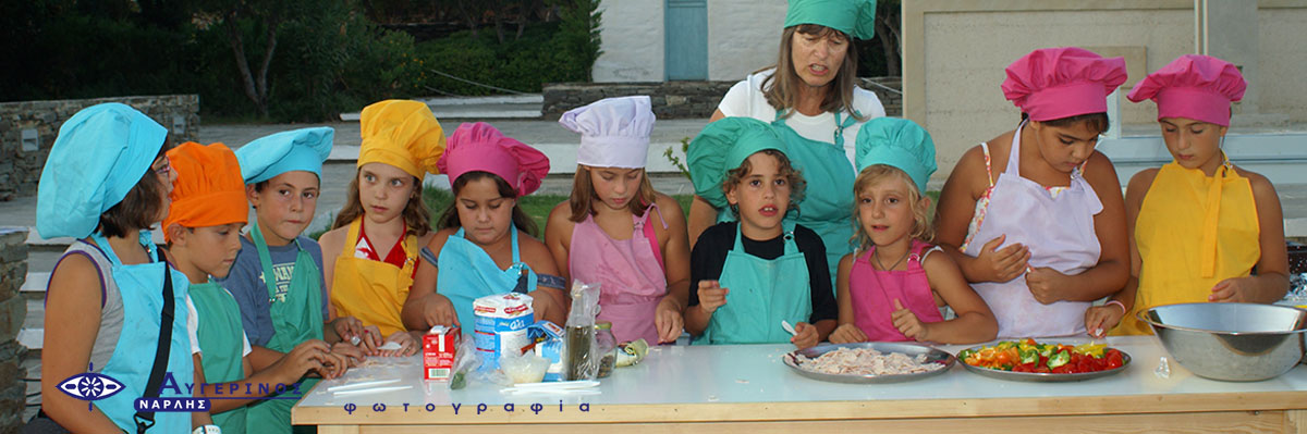 Kinder kochen auf dem Festival der kykladischen Gastronomie in Sifnos