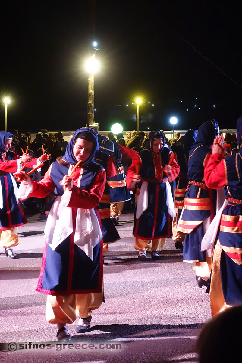 Tanzaufführungen auf dem Festival der Tselementes in Sifnos