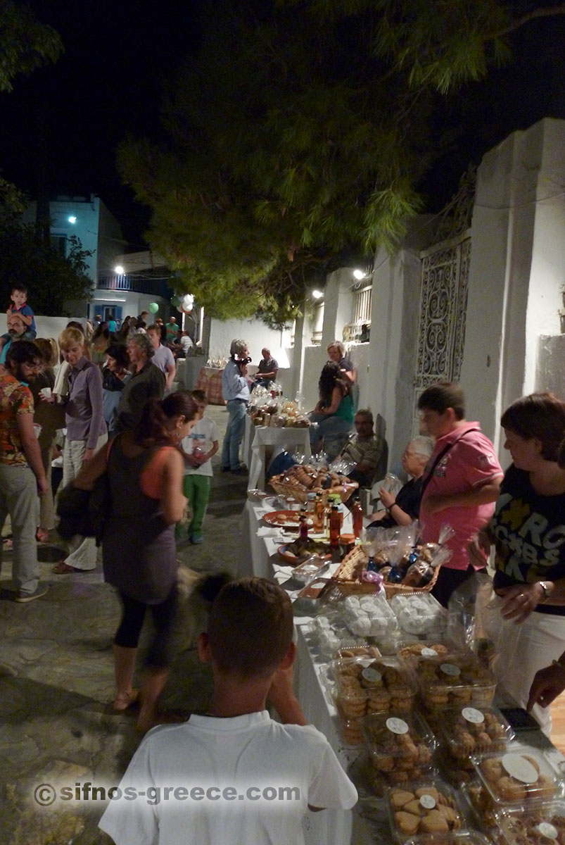 Ein kleiner Markt in der zentralen Gasse von Artemonas