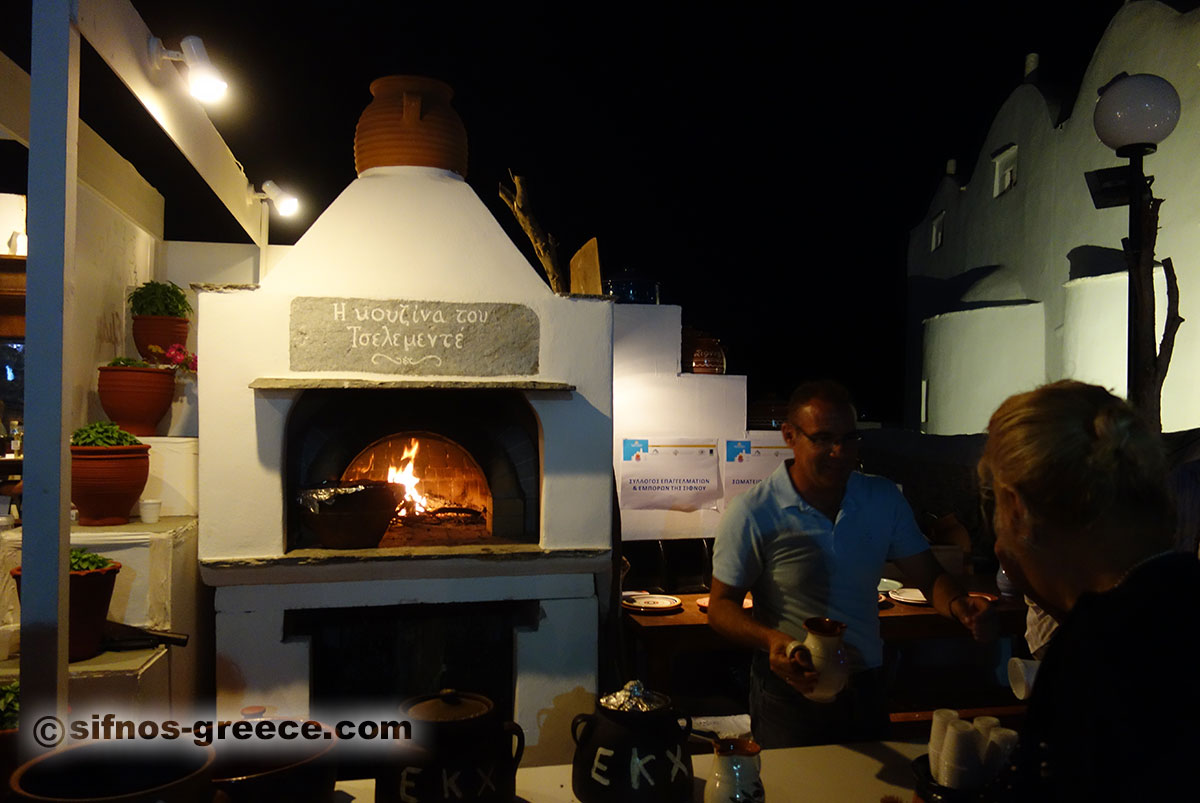 Holzofen auf der Kykladen Gastronomie Festival in Sifnos
