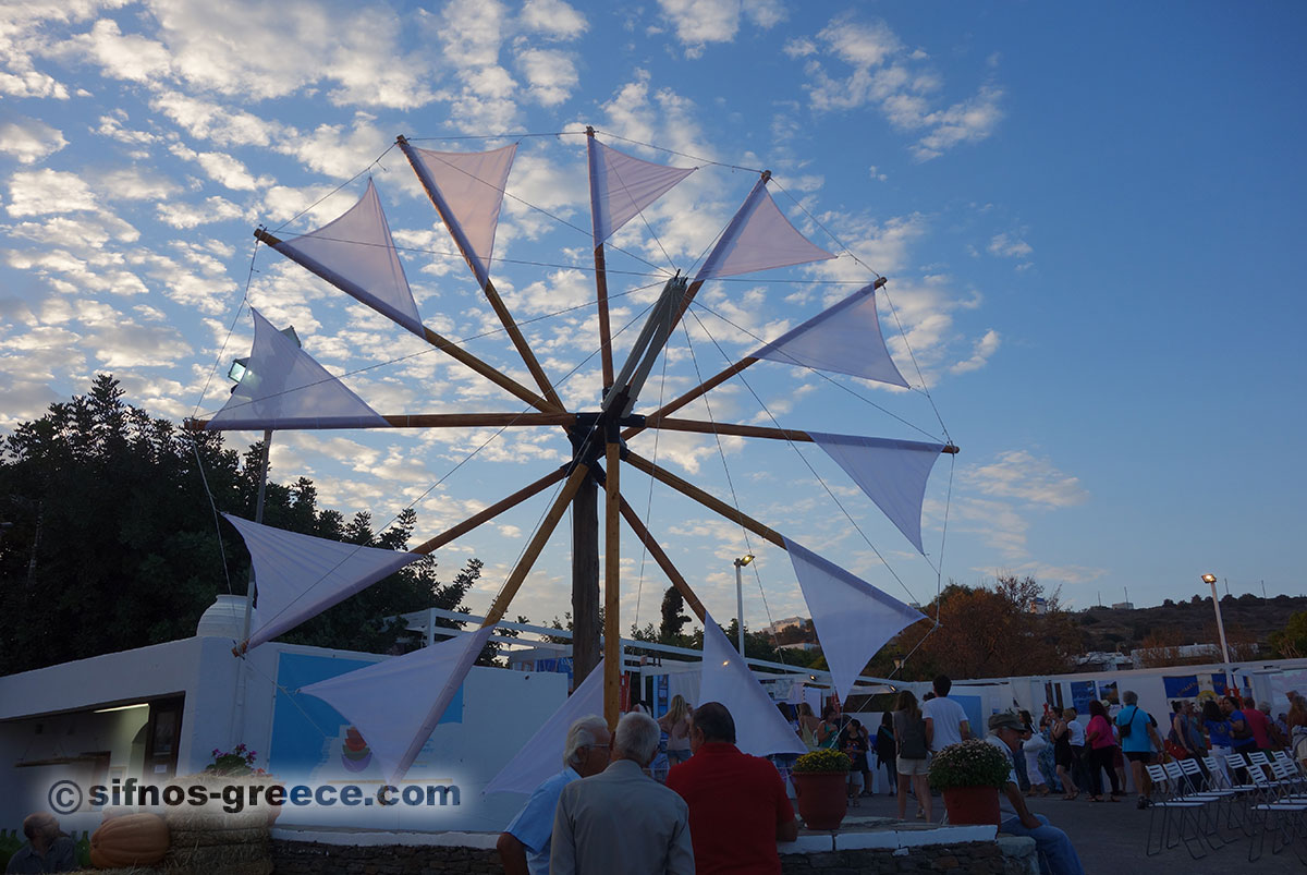 Eine hölzerne Windmühle am kykladischen Gastronomie-Festival in Sifnos
