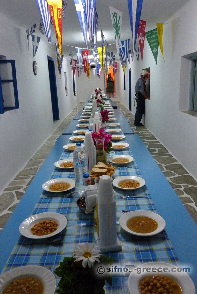 Der Tisch ist bereit für die Besucher des Festes in Stavros