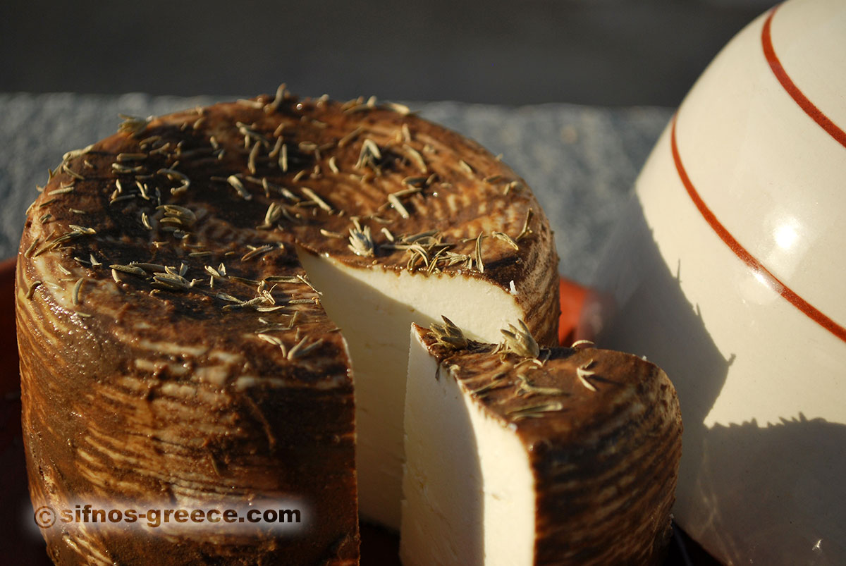 Gilomeni manoura, traditioneller würziger Käse von Sifnos